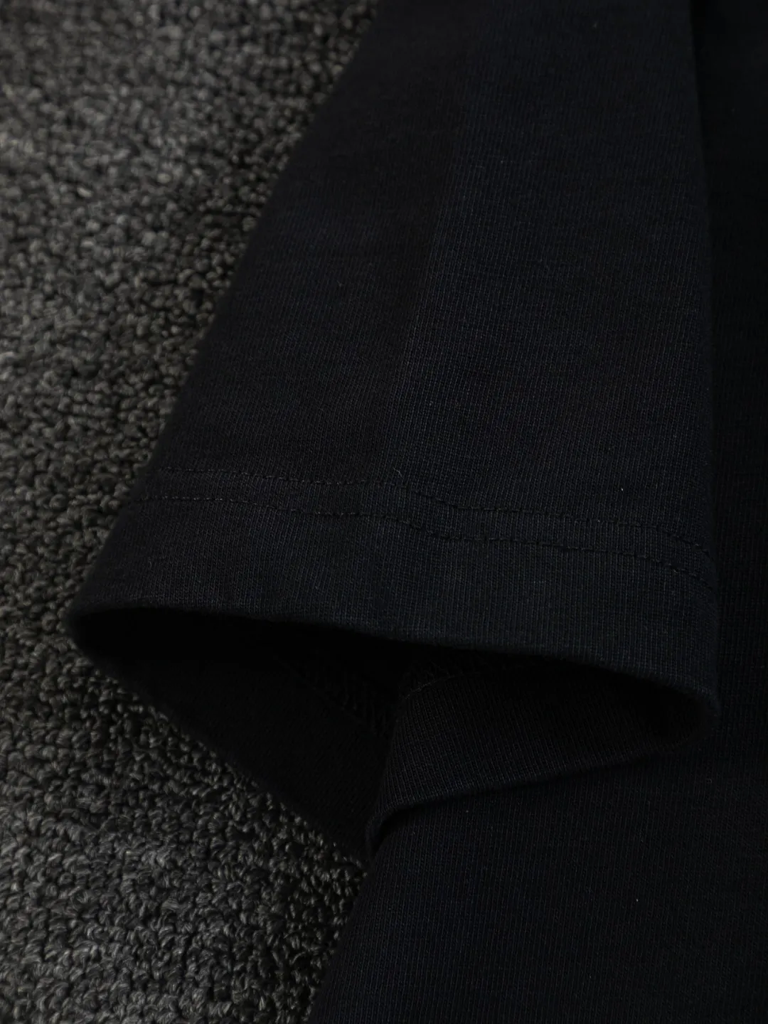 🅿️200 Louis Vuitton 1V LV lv slightly wide version S-XL LV 26ss new products are available at the counter simultaneously. Multiple craftsmanship. Chest patch letters 🪡 embroidery. Back patch letters four-leaf clover 🍀🪡 embroidery. Round neck short-sleeved T-shirt, same style for men and women! Consigned to one-to-one creation. Synchronized with the official website, pure cotton fabrics at the counter! It is close to the skin and comfortable, durable and easy to wear. It has a classic and simple logo design and meticulous original craftsmanship. Short-sleeves, a must-have item for men, do not appear to be the same for the general public, but must be unique and eye-catching. This LV short-sleeve is all about quality, comfort, the same shape and fashion as always, including fabrics and cutting techniques. All of them have been made with great effort! 320 grams of washed pure cotton fabric, pure cotton is breathable, very refreshing and comfortable for daily wear. The rib knitting on the neckline is smooth and tight, and the neckline will not be skewed if you toss it at will. The loose version, you will find that it looks really good on the upper body. The overall is minimalist and neat, super versatile for daily use! Pair it casually with a pair of pants for a youthful look. A T-shirt will make your outfit crazy. It is a fashionable item that can never go wrong! Color: Black White Size: S-XL Size chart: S: Shoulder width 50-Bust 56-Length 70 M: Shoulder width 52-Bust 57-Length 72 L: Shoulder width 54-Bust 59-Length 74 XL: Shoulder width 56-Bust 62-Length 76